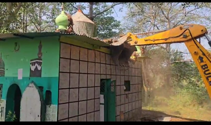 हरिद्वार के पावर हाउस पथरी क्षेत्र में सरकारी सिंचाई विभाग की भूमि पर बनी अवैध मजार को आज धामी सरकार के बुलडोजर ने ध्वस्त कर दिया