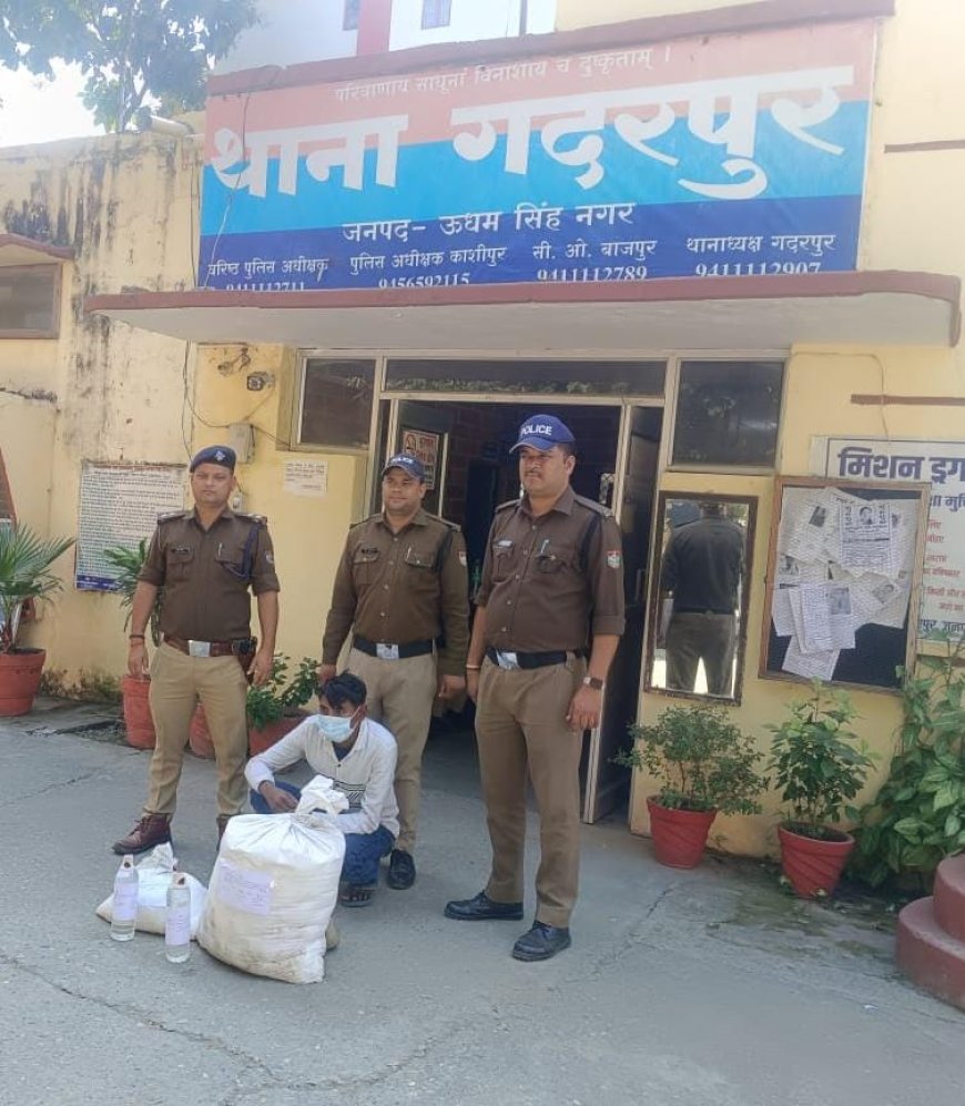 थाना गदरपुर पुलिस की कार्यवाही एक व्यक्ति को 195 पाउच कुल लगभग 54 लीटर अवैध कच्ची शराब के साथ किया गिरफ्तार