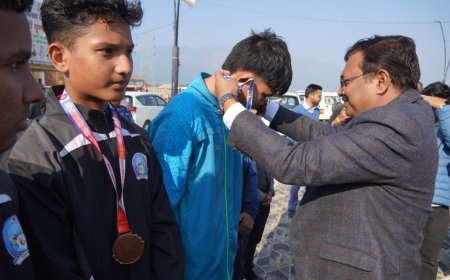 मुख्य सचिव ने चम्पावत के खेल प्रतिभाओं को किया सम्मानित, बूम में किया वृक्षारोपण