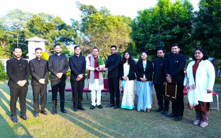 मुख्यमंत्री आवास में परिवीक्षाधीन पीसीएस अधिकारियों ने मुख्यमंत्री पुष्कर सिंह धामी से की भेंट