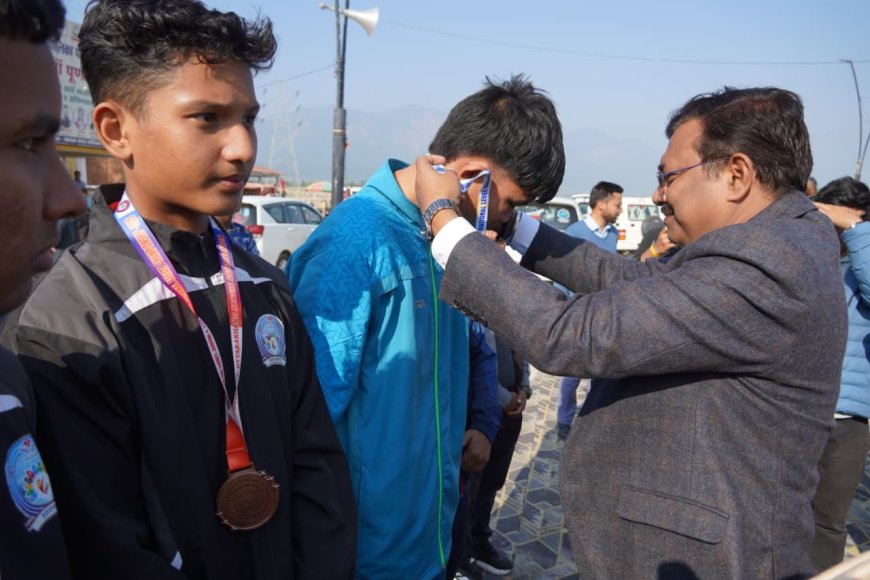 मुख्य सचिव ने चम्पावत के खेल प्रतिभाओं को किया सम्मानित, बूम में किया वृक्षारोपण