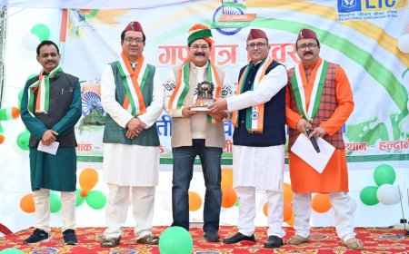 गणतंत्र दिवस पर एलआईसी के प्लेटिनम क्लब मेंबर अशोक छाबड़ा सम्मानित