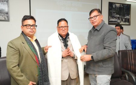 सूचना विभाग में शासकीय सेवा पूर्ण कर सेवानिवृत्त हुए अधिकारियों को दी विदाई
