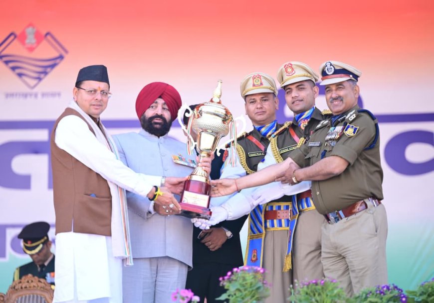 गणतंत्र दिवस के अवसर पर राज्यपाल ने लोक भवन एवं परेड ग्राउंड में फहराया राष्ट्रीय ध्वज