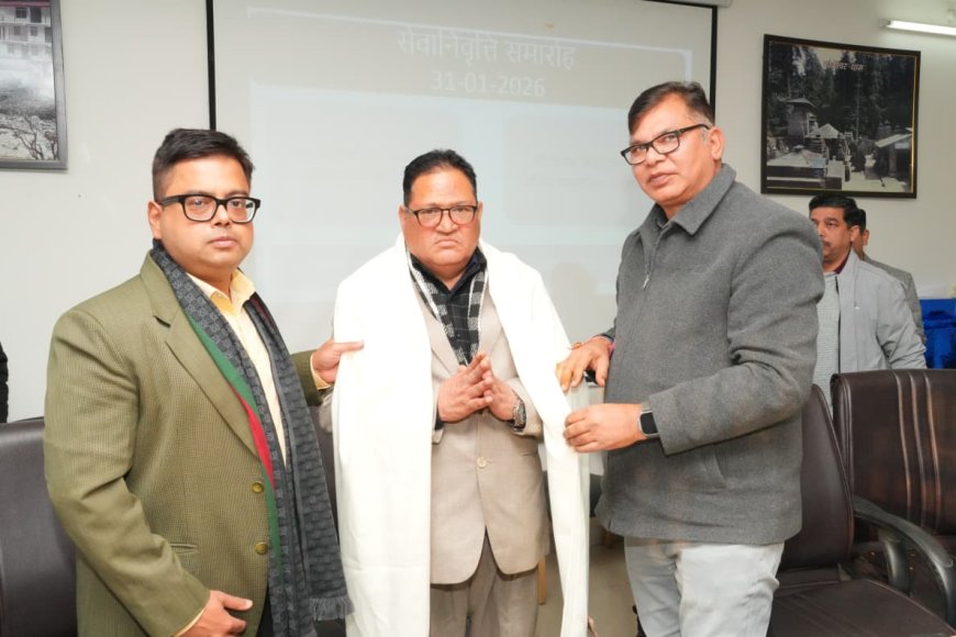 सूचना विभाग में शासकीय सेवा पूर्ण कर सेवानिवृत्त हुए अधिकारियों को दी विदाई