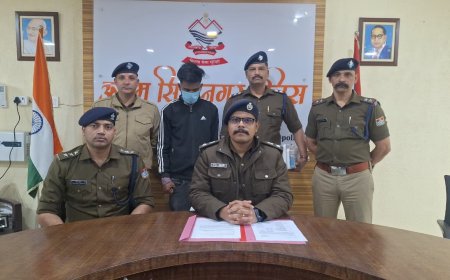 जनसेवा केंद्र की आड़ में फर्जी आधार-पैन बनाने वाला गिरफ़्तार, बड़ी मात्रा में दस्तावेज बरामद