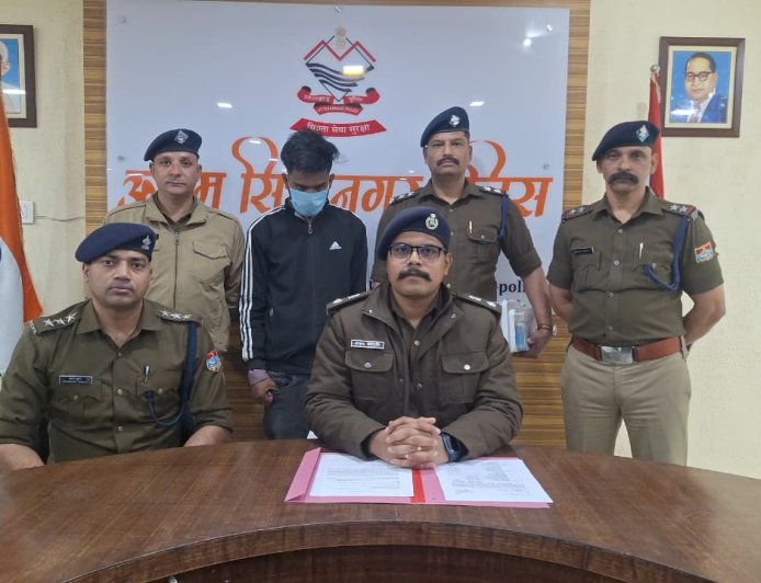 जनसेवा केंद्र की आड़ में फर्जी आधार-पैन बनाने वाला गिरफ़्तार, बड़ी मात्रा में दस्तावेज बरामद