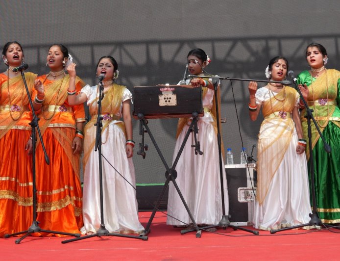 गांधी पार्क में सरस आजीविका मेला: विद्यालयी गायन प्रतियोगिता एवं रंगमंच प्रशिक्षण से निखरती प्रतिभाएं