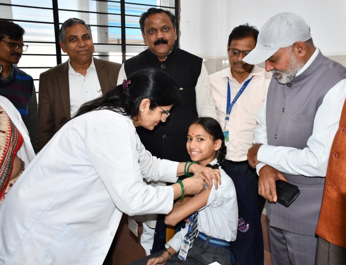 बेटियों की सेहत को राष्ट्रीय सुरक्षा कवच जनपद में एचपीवी टीकाकरण अभियान का भव्य शुरुआत