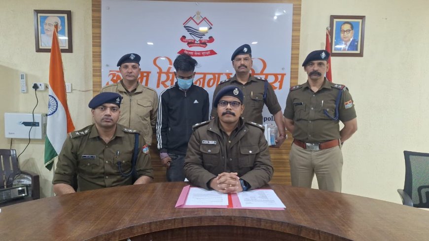 जनसेवा केंद्र की आड़ में फर्जी आधार-पैन बनाने वाला गिरफ़्तार, बड़ी मात्रा में दस्तावेज बरामद