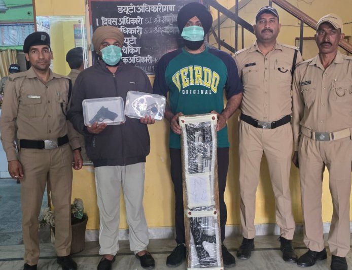 अपराध मुक्त देवभूमि की दिशा में बड़ी कार्रवाई: दो हथियार तस्कर गिरफ्तार, पंप एक्शन गन और पिस्टल बरामद