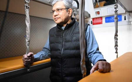 रेल, सूचना और प्रसारण एवं इलेक्ट्रोनिकी और सूचना प्रौद्योगिकी मंत्री श्री अश्विनी वैष्णव ने लोकसभा में त्रिवेणी एक्सप्रेस का प्रचालन पुनः आरंभ किए जाने से संबंधित जानकारी प्रस्तुत की