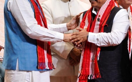 उपराष्ट्रपति ने यूकॉस्ट महानिदेशक प्रो. दुर्गेश पंत को किया सम्मानित