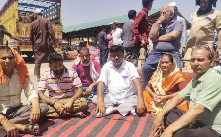 गदरपुर में गैस संकट पर भड़का जनआक्रोश, कालाबाजारी के खिलाफ धरने पर बैठे भाजपा नेता राकेश भुड्डी