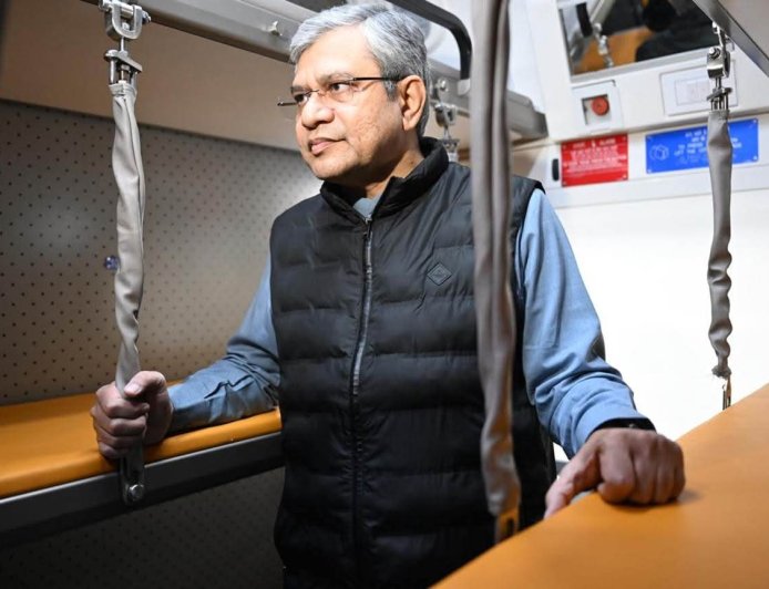 रेल, सूचना और प्रसारण एवं इलेक्ट्रोनिकी और सूचना प्रौद्योगिकी मंत्री श्री अश्विनी वैष्णव ने लोकसभा में त्रिवेणी एक्सप्रेस का प्रचालन पुनः आरंभ किए जाने से संबंधित जानकारी प्रस्तुत की