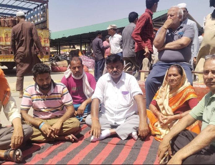 गदरपुर में गैस संकट पर भड़का जनआक्रोश, कालाबाजारी के खिलाफ धरने पर बैठे भाजपा नेता राकेश भुड्डी