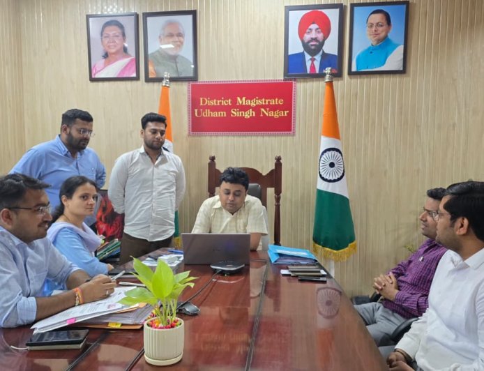 स्व-गणना को बढ़ावा, डीएम नितिन भदौरिया ने खुद किया ऑनलाइन मकान सूचीकरण