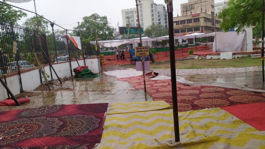 प्रशासन की आड़ में पत्रकार की आजिविका पर बुलडोजर और झूठे मुकदमों के विरोध में आईएफडब्ल्यूजे संगठन द्वारा लगातार जारी है धरना