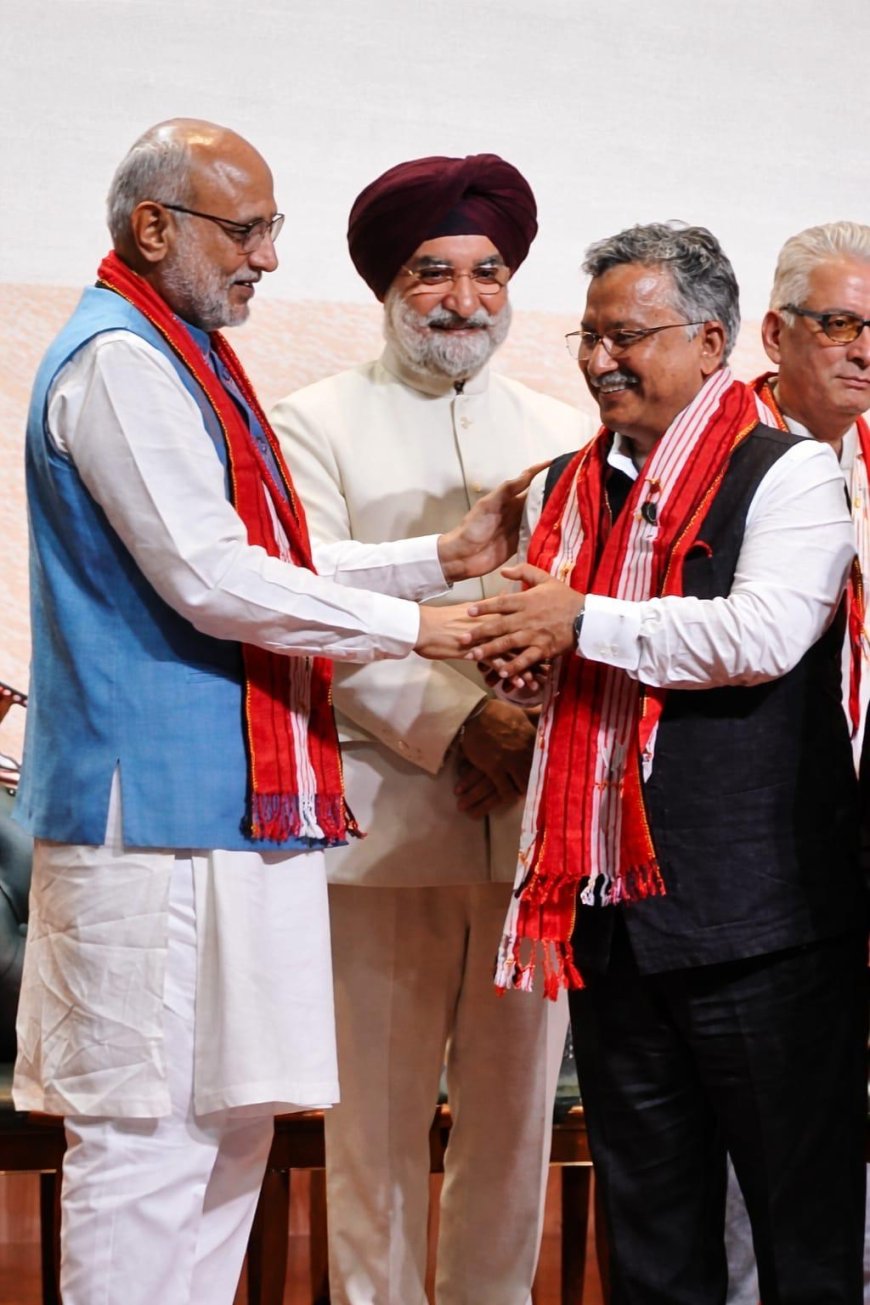 उपराष्ट्रपति ने यूकॉस्ट महानिदेशक प्रो. दुर्गेश पंत को किया सम्मानित