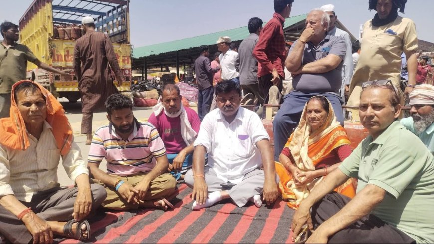 गदरपुर में गैस संकट पर भड़का जनआक्रोश, कालाबाजारी के खिलाफ धरने पर बैठे भाजपा नेता राकेश भुड्डी