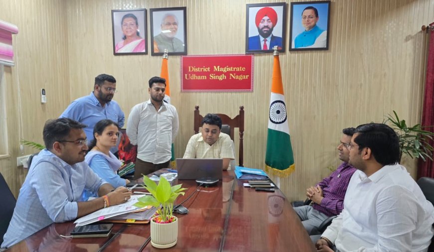 स्व-गणना को बढ़ावा, डीएम नितिन भदौरिया ने खुद किया ऑनलाइन मकान सूचीकरण