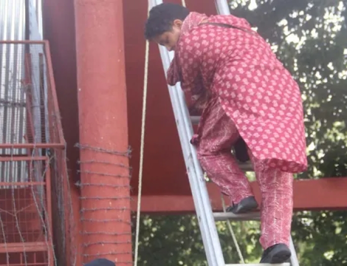 देहरादून में पानी की टंकी पर चढ़े प्रदर्शनकारियों पर पुलिस सख्त, ज्योति रौतेला समेत कई पर मुकदमा दर्ज