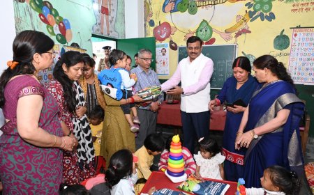 मुख्य सचिव आनन्द बर्द्धन ने विद्यालय, आंगनबाड़ी केन्द्र, पुस्तकालय एवं खेल सुविधाओं का किया निरीक्षण