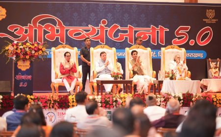 कवि केवल शब्दों के निर्माता नहीं होते बल्कि वे समाज के चिंतक, मार्गदर्शक और प्रेरक। सीएम धामी