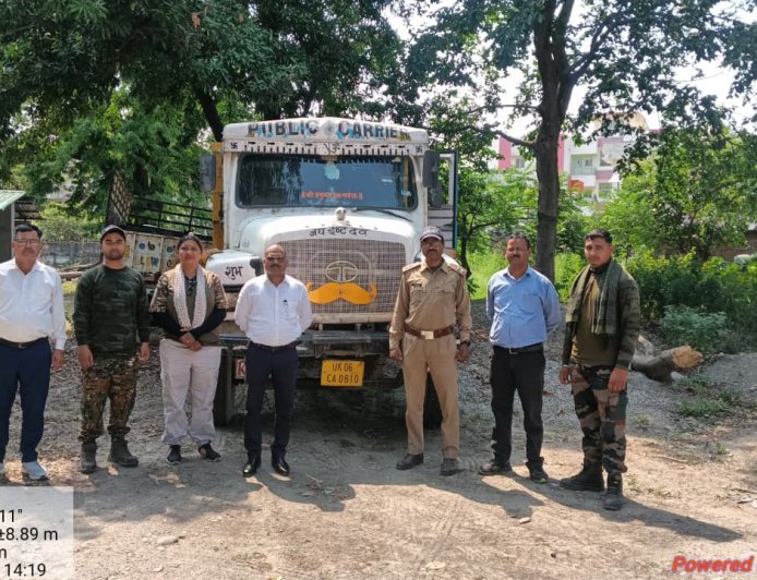 मुखबिर की सूचना पर वन विभाग की बड़ी कार्रवाई, फर्जी नंबर प्लेट लगाकर उपखनिज लेने गया वाहन कब्जे में
