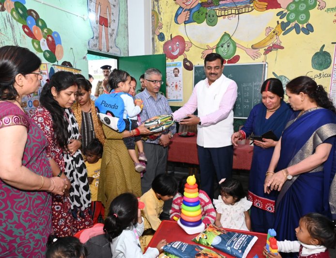 मुख्य सचिव आनन्द बर्द्धन ने विद्यालय, आंगनबाड़ी केन्द्र, पुस्तकालय एवं खेल सुविधाओं का किया निरीक्षण