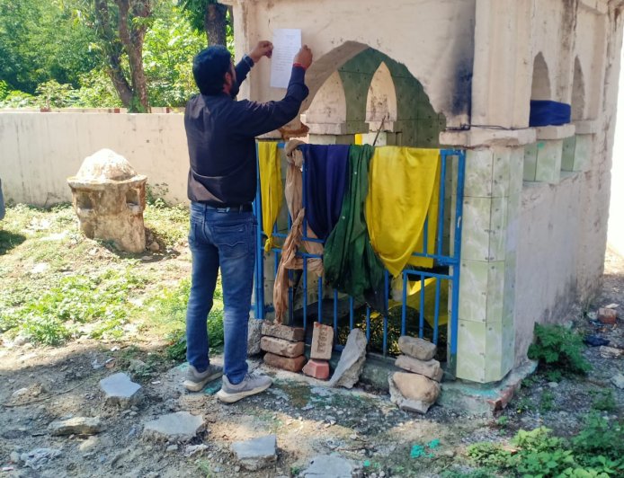 धामी सरकार का यमुना कॉलोनी में चला अवैध मजार पर बुलडोजर