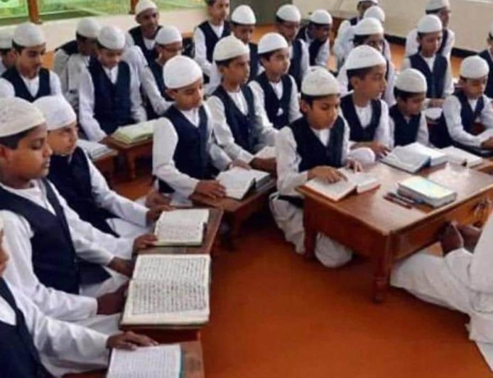 तो क्या वाकई में एक जुलाई से मदरसे हो जाएंगे बंद, नई अल्पसंख्यक शिक्षा नीति होगी लागू