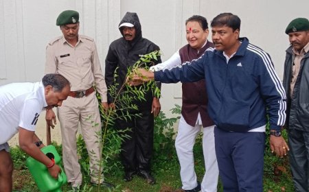 कुशाभाऊ ठाकरे परिसर में राष्ट्रीय सह संगठन महामंत्री शिवप्रकाश संग विधायक डॉ संपत अग्रवाल ने रोपा पौधा, कहा-प्रकृति के प्रति हमारी जिम्मेदारी का प्रतीक है हर पौधा