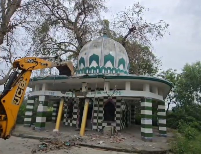 देवभूमि से अवैध मजारों पर धामी सरकार के बुलडोजर की कारवाई जारी