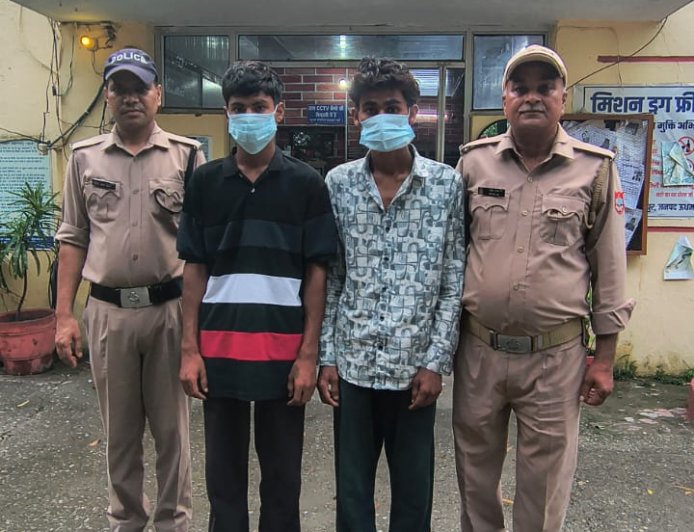 कोतवाली गदरपुर पुलिस कार्यवाही नाबालिक दो पीड़िताओं को बहला फुसलाकर शादी का झांसा देकर भगाकर ले जाने वाले दो अभियुक्तों को पुलिस ने  गिरफ्तार