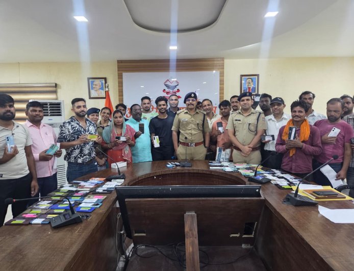 खोये मोबाइलों को वापस लौटाकर एसएसपी अजय गणपति ने बिखेरी लोगों के चेहरों पर मुस्कान
