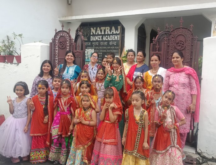 हरेला पर्व पर नटराज डांस एकेडमी में पौधरोपण, पर्यावरण संरक्षण का दिया संदेश