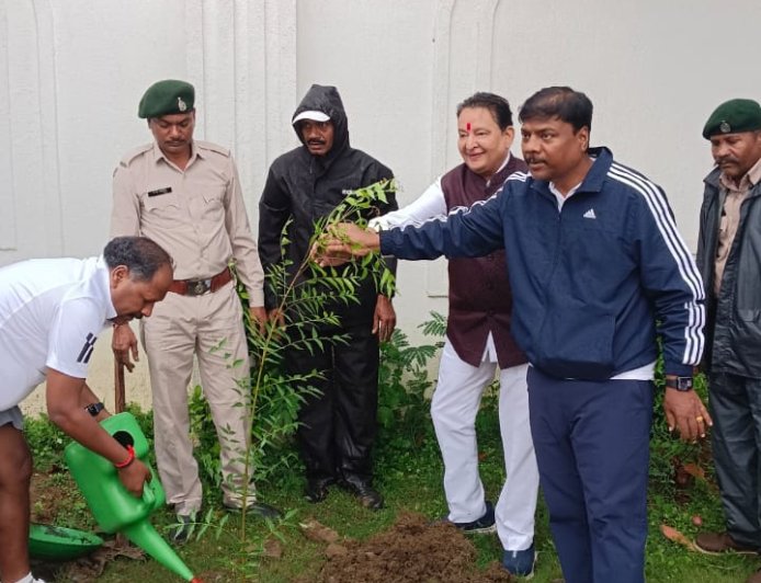 कुशाभाऊ ठाकरे परिसर में राष्ट्रीय सह संगठन महामंत्री शिवप्रकाश संग विधायक डॉ संपत अग्रवाल ने रोपा पौधा, कहा-प्रकृति के प्रति हमारी जिम्मेदारी का प्रतीक है हर पौधा
