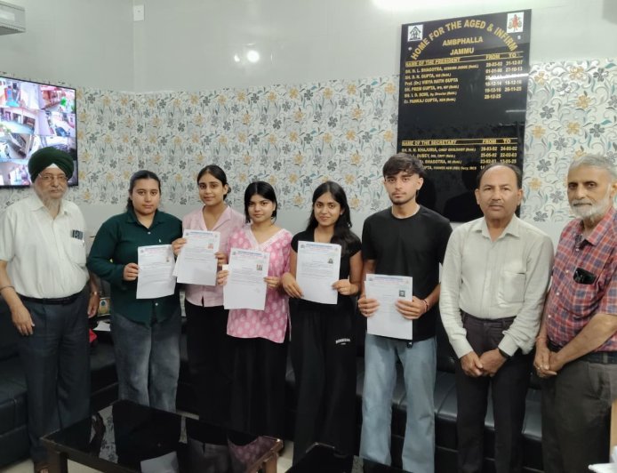 वृद्ध आश्रम में पाँच विश्वविद्यालयी विद्यार्थियों ने  सफलतापूर्वक पूर्ण की सामाजिक इंटर्नशिप