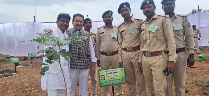 विधानसभा भवन में गूंजा पर्यावरण का संदेश, विधायक डॉ. संपत अग्रवाल ने मां की स्मृति में लगाया पौधा