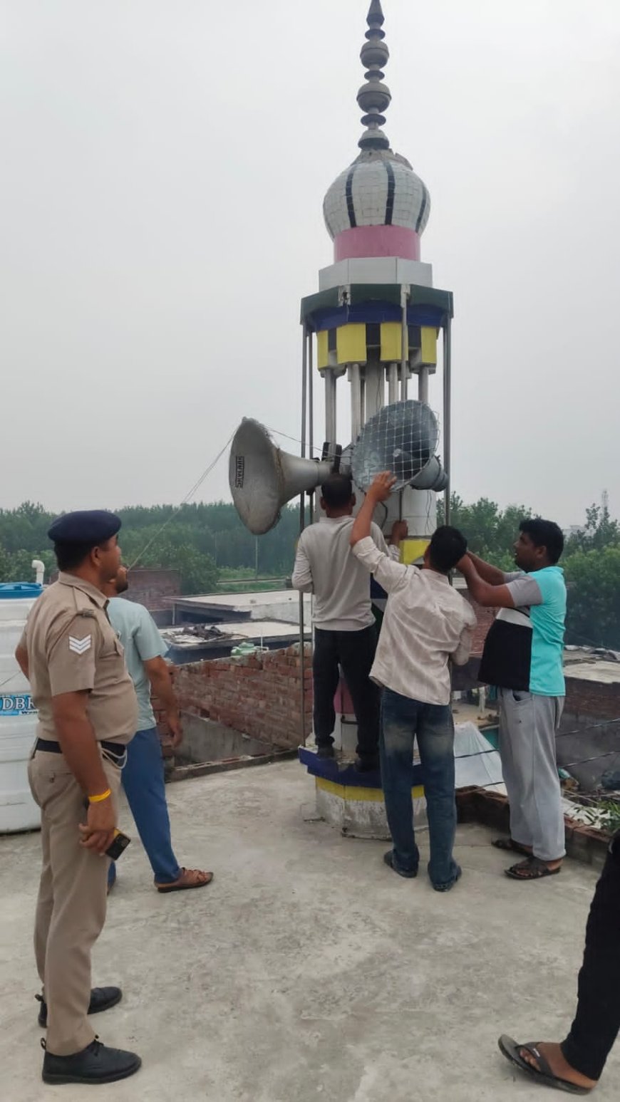 बिना अनुमति एवं निर्धारित मानकों के विपरीत संचालित लाउडस्पीकरों पर की गई कार्रवाई