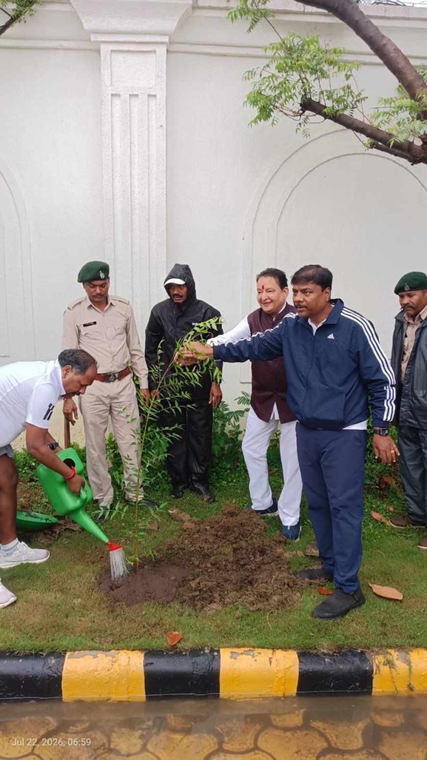 कुशाभाऊ ठाकरे परिसर में राष्ट्रीय सह संगठन महामंत्री शिवप्रकाश संग विधायक डॉ संपत अग्रवाल ने रोपा पौधा, कहा-प्रकृति के प्रति हमारी जिम्मेदारी का प्रतीक है हर पौधा
