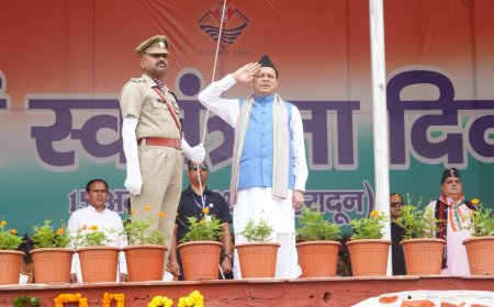 स्वतंत्रता दिवस पर मुख्यमंत्री श्री पुष्कर सिंह धामी ने परेड ग्राउंड में किया ध्वजारोहण