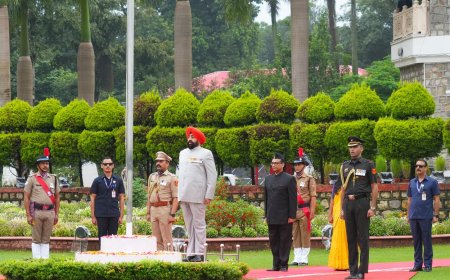 स्वतंत्रता दिवस पर राज्यपाल ने लोक भवन में किया ध्वजारोहण