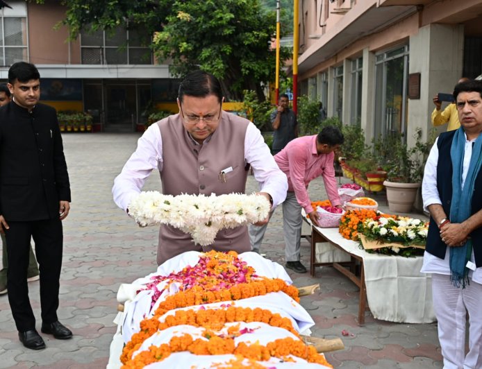 मुख्यमंत्री ने दैनिक जागरण के राज्य संपादक मनोज झा की माता जी को अर्पित की श्रद्धांजलि