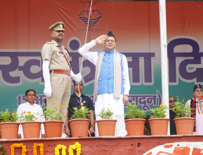 स्वतंत्रता दिवस पर मुख्यमंत्री श्री पुष्कर सिंह धामी ने परेड ग्राउंड में किया ध्वजारोहण
