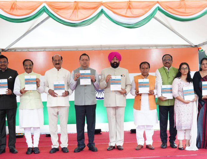 स्वतंत्रता दिवस पर लोक भवन में सम्मान समारोह, ‘देवभूमि संवाद’ का हुआ विमोचन