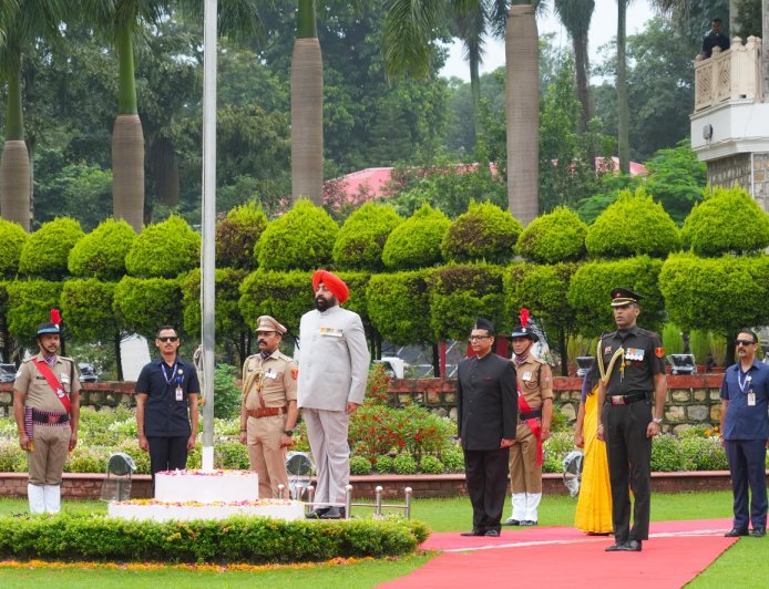 स्वतंत्रता दिवस पर राज्यपाल ने लोक भवन में किया ध्वजारोहण