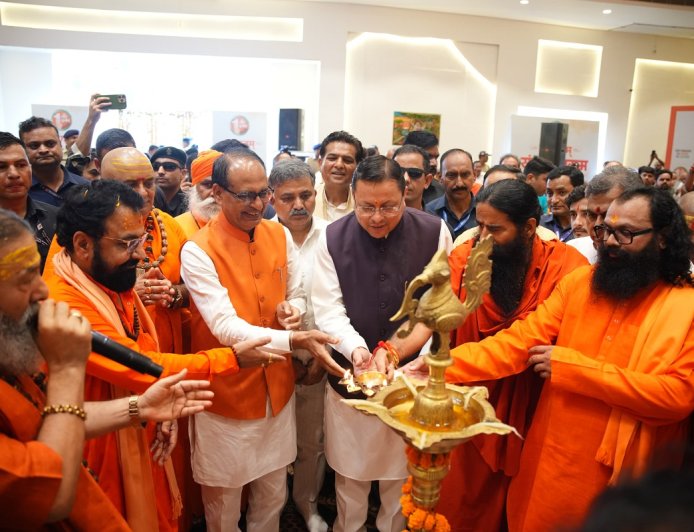 हरिद्वार में संत समागम में एक राष्ट्र-एक चुनाव पर संवाद में केंद्रीय मंत्री शिवराज सिंह चौहान और मुख्यमंत्री पुष्कर सिंह धामी ने की सहभागिता
