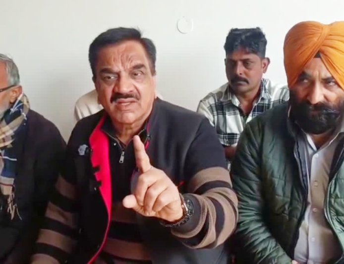 एसआईआर बैठक में हंगामा: पूर्व विधायक राजकुमार ठुकराल पर सरकारी कार्य में बाधा डालने का आरोप, कार्रवाई के लिए पुलिस को पत्र